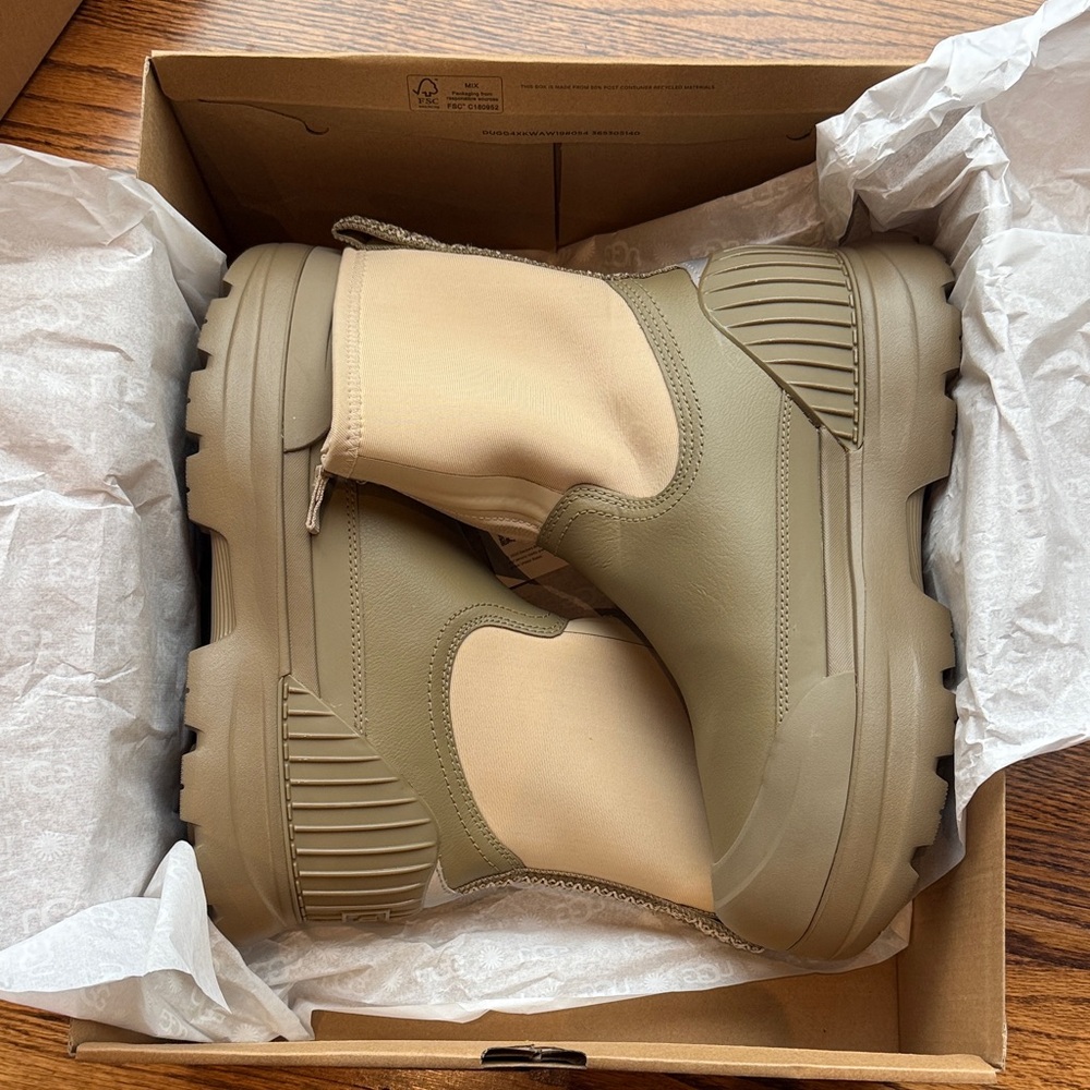 BNWT UGG Neumel x waterproof zip boots
